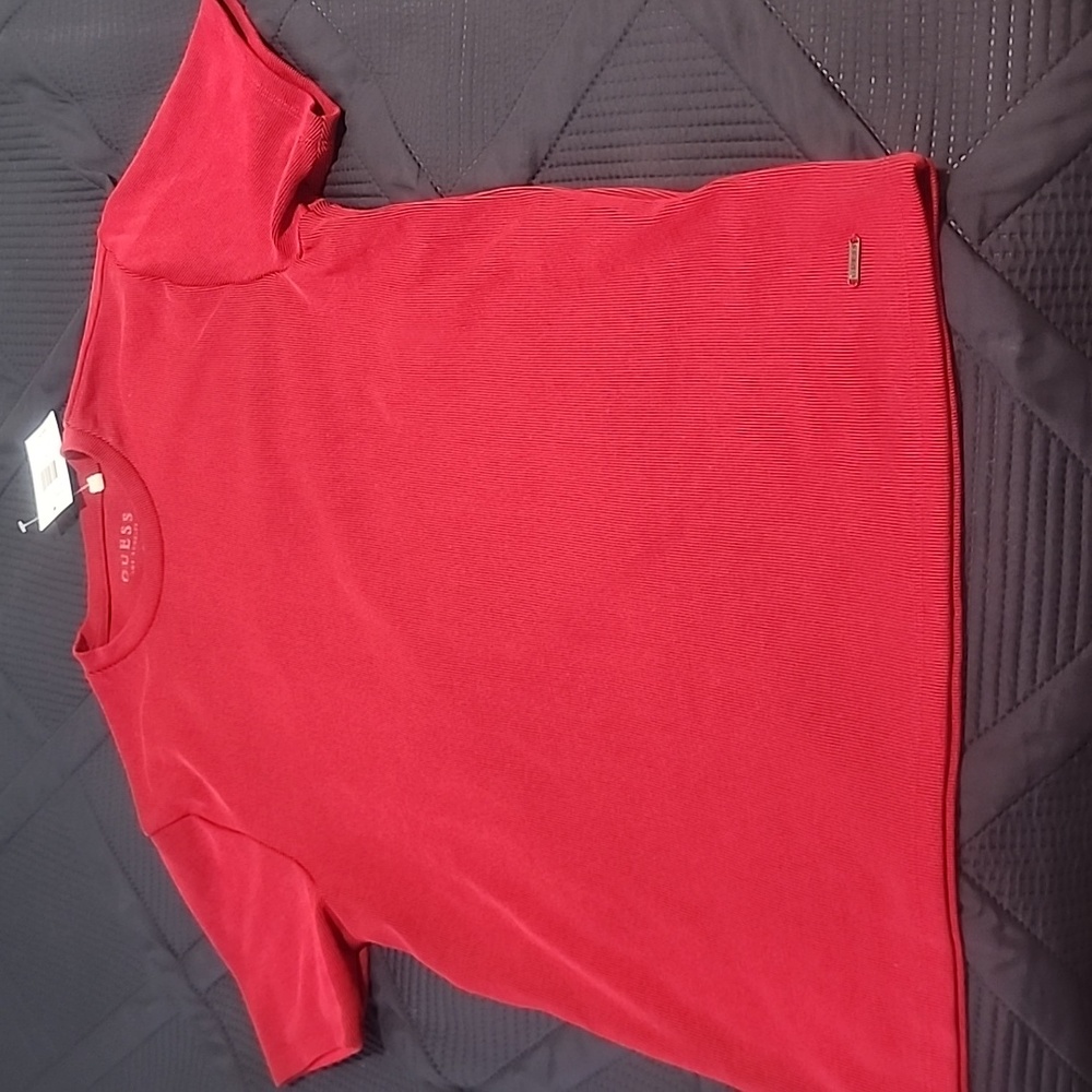 A red guess shirt sz M